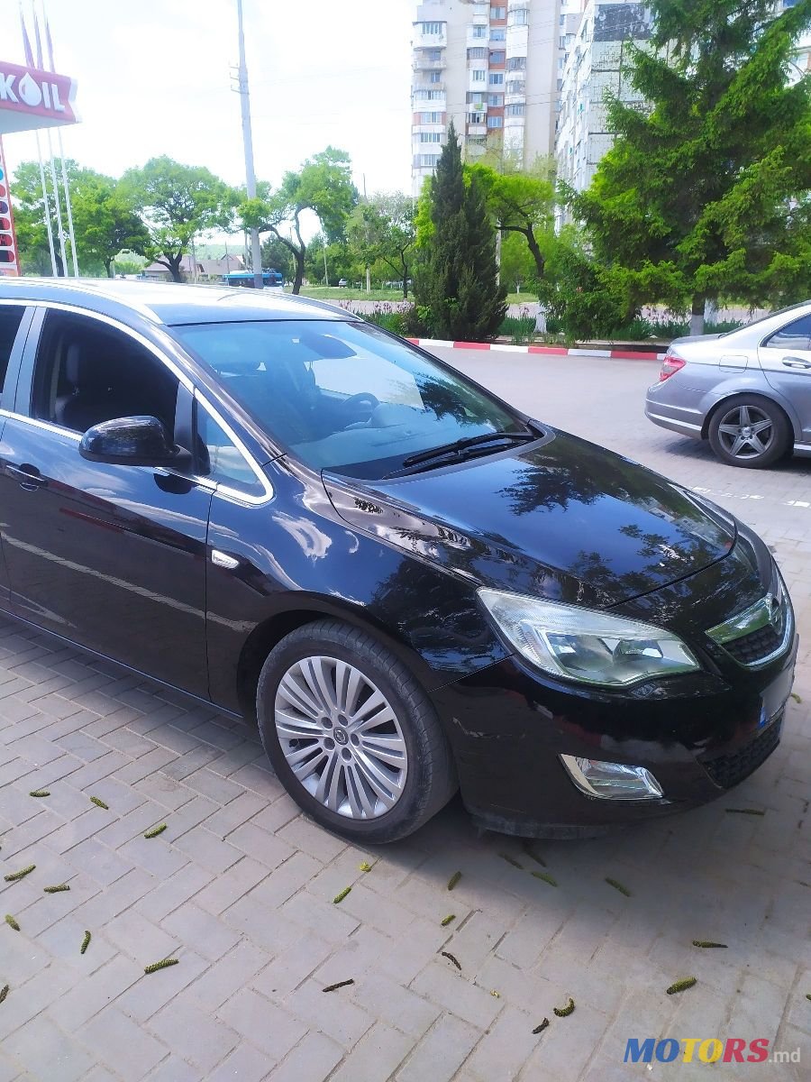 2011' Opel Astra photo #2