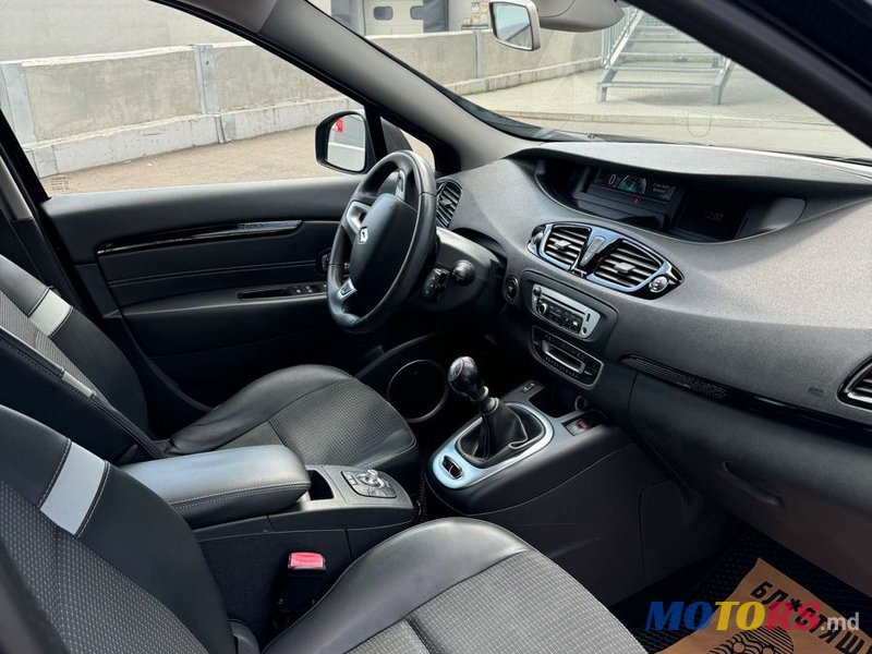 2012' Renault Grand Scenic photo #5