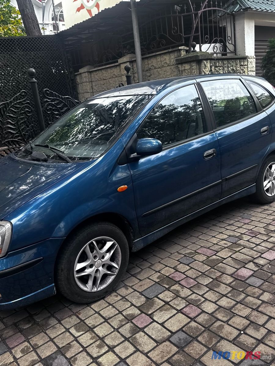 2001' Nissan Almera Tino photo #3