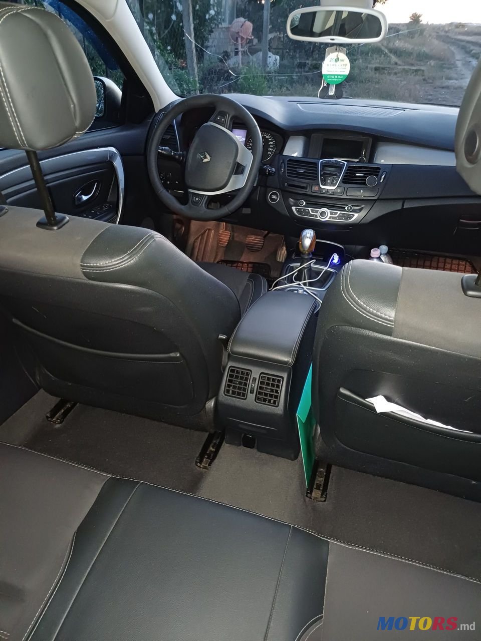 2011' Renault Laguna photo #4