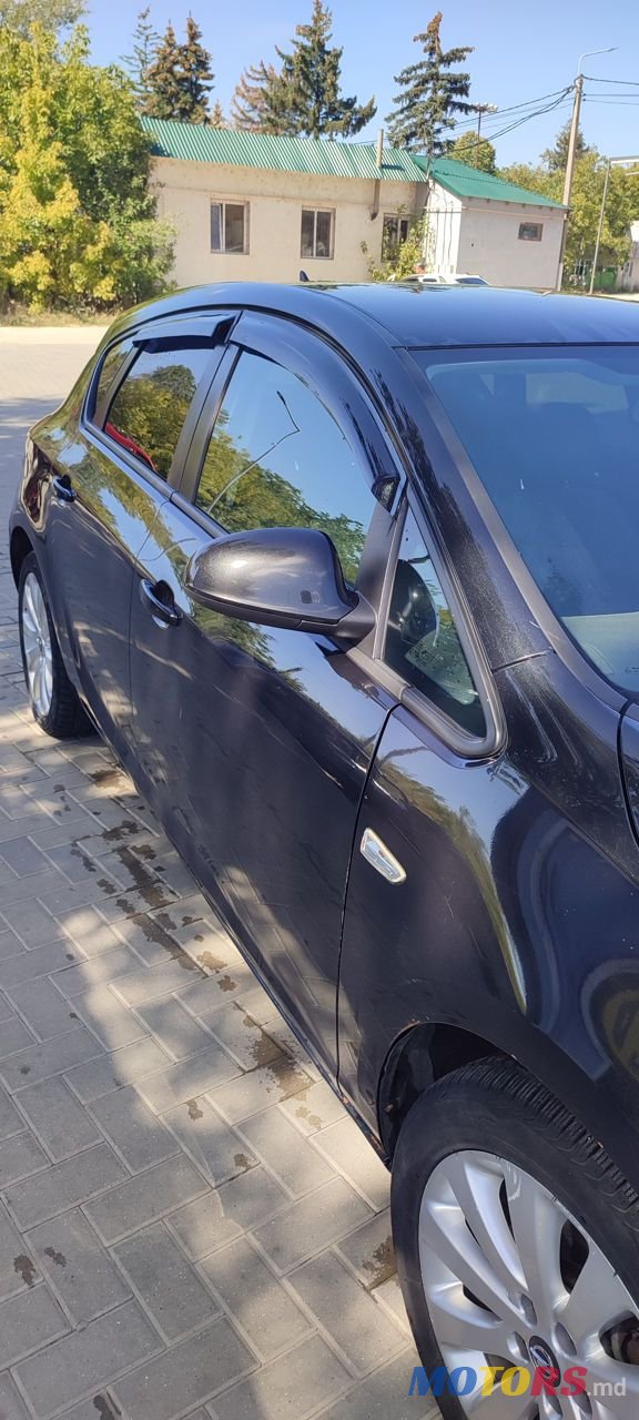 2011' Opel Astra photo #4