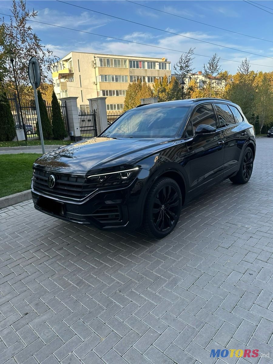 2022' Volkswagen Touareg photo #1