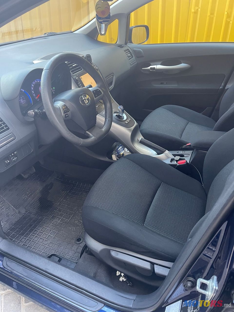 2011' Toyota Auris photo #3