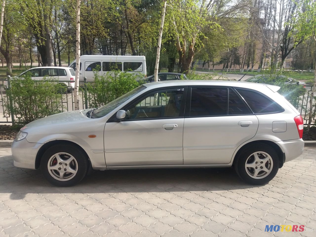 2001' Mazda 323 photo #2