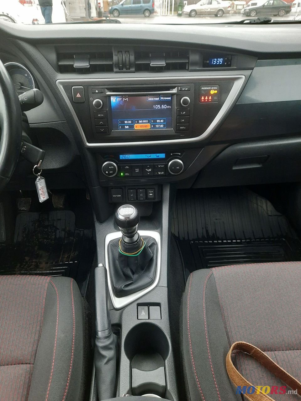 2013' Toyota Auris photo #6