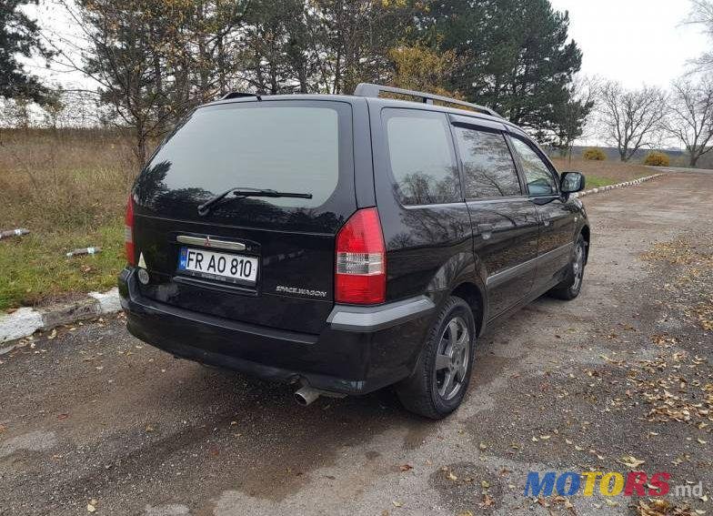2004' Mitsubishi Space Wagon photo #4