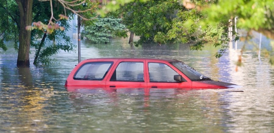 Pericol ascuns pe piața secondhand: Cum recunoaștem mașinile afectate de inundații