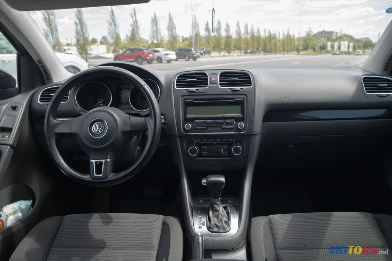 2009' Volkswagen Golf photo #4
