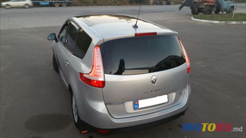2009' Renault Scenic photo #2