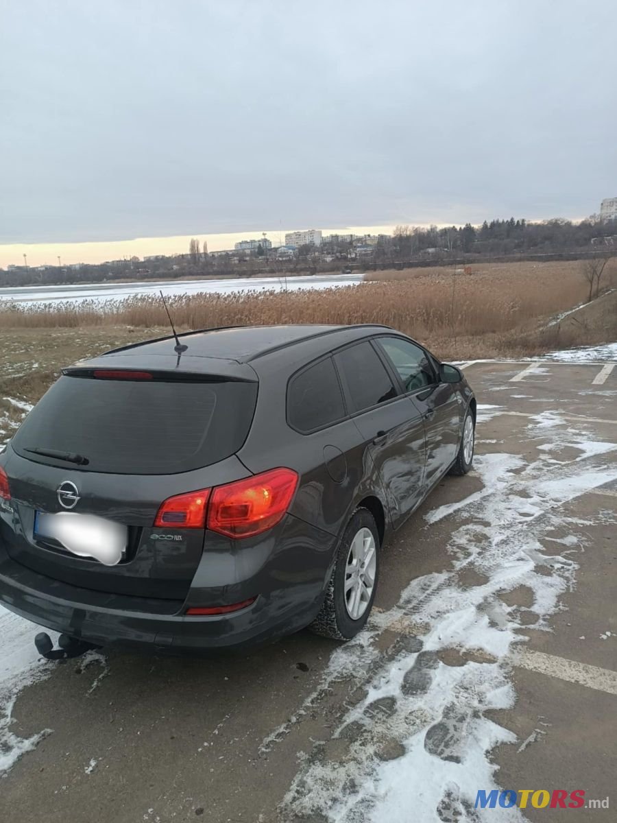 2011' Opel Astra photo #2