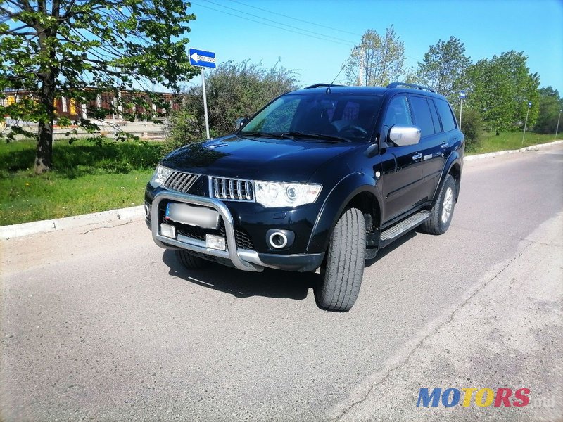 2013' Mitsubishi Pajero Sport photo #1