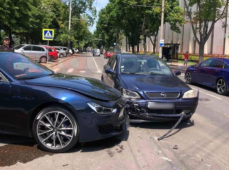 Accident minor în centrul capitalei. Un tânăr cu Maserati nu a cedat trecerea unui Opel