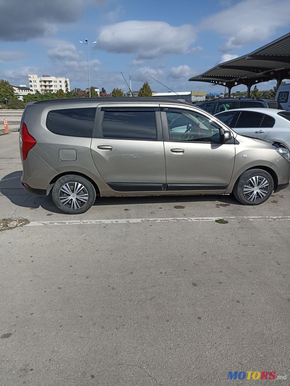 2013' Dacia Lodgy photo #2