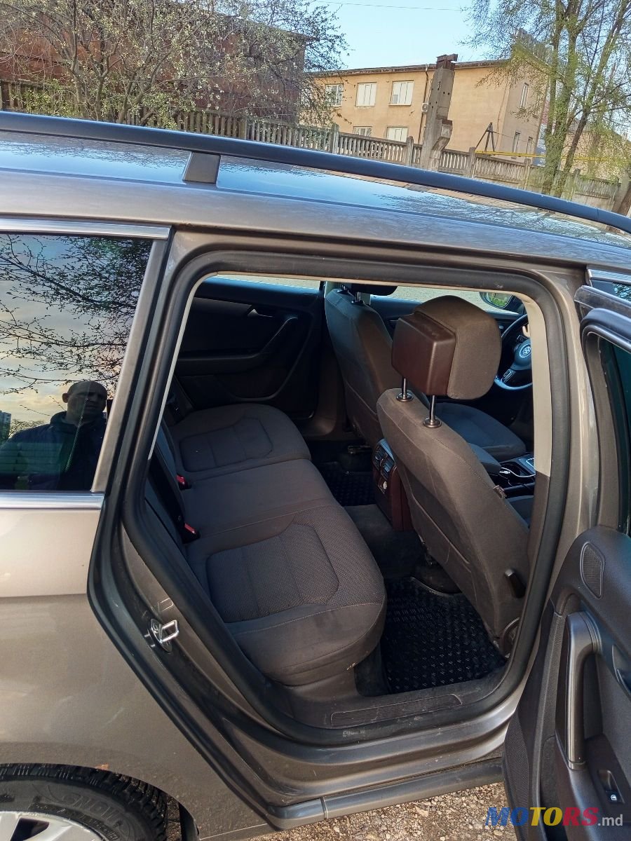 2011' Volkswagen Passat photo #2