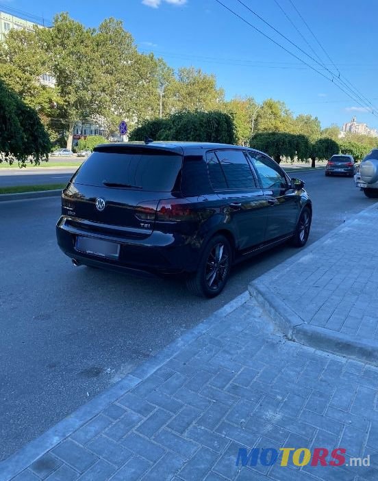 2011' Volkswagen Golf photo #2