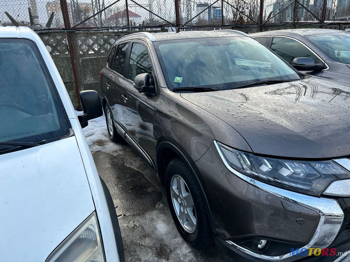 2019' Mitsubishi Outlander photo #1