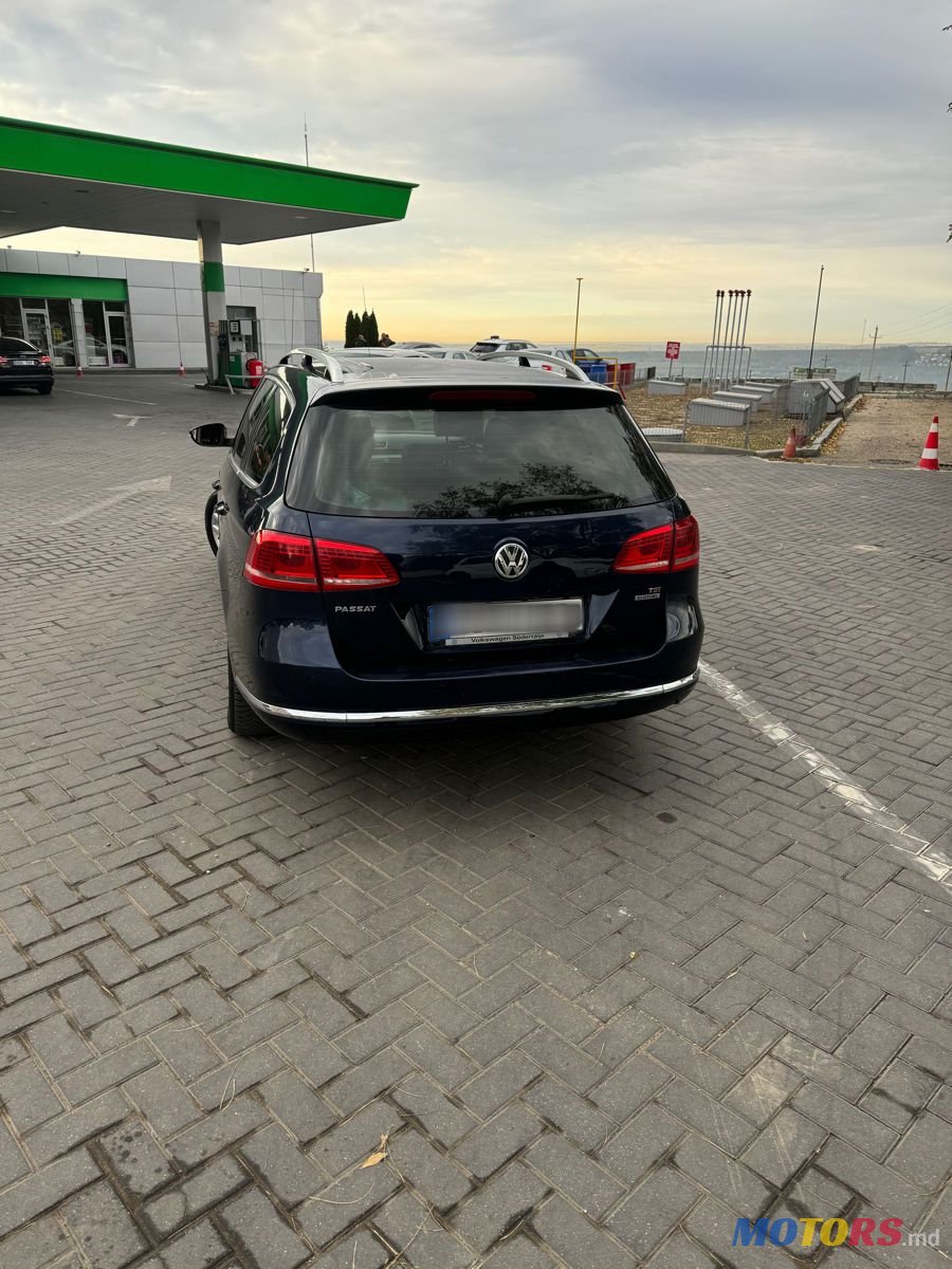 2011' Volkswagen Passat photo #3