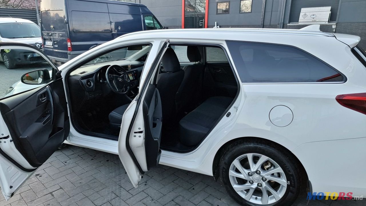 2015' Toyota Auris photo #4