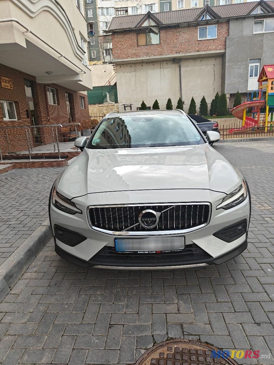 2019' Volvo V60 Cross Country photo #2