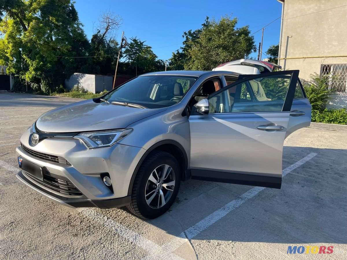 2016' Toyota RAV4 photo #3