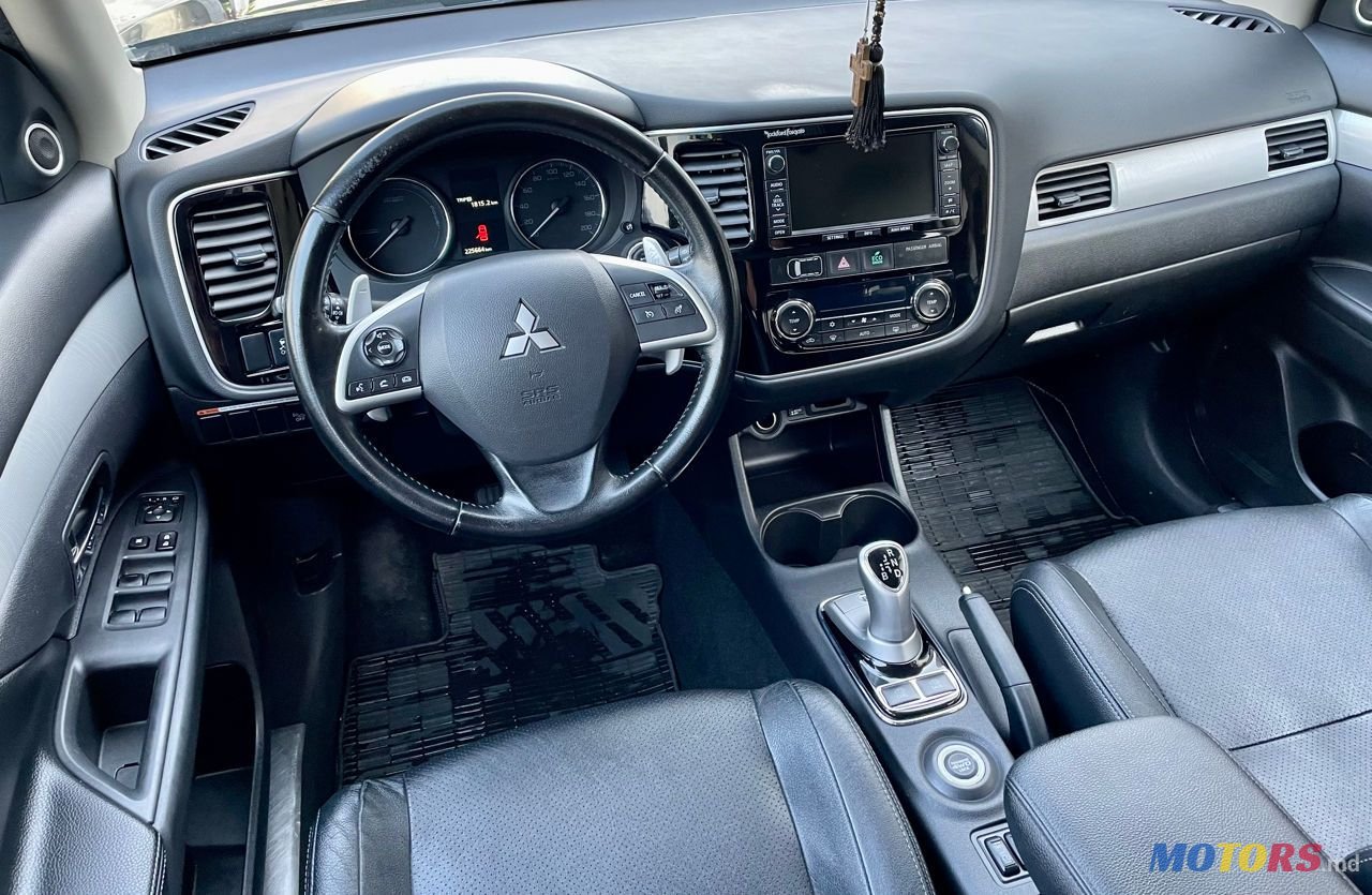2014' Mitsubishi Outlander photo #3