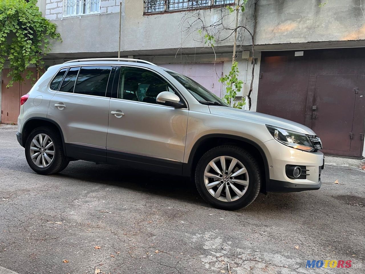 2011' Volkswagen Tiguan photo #1