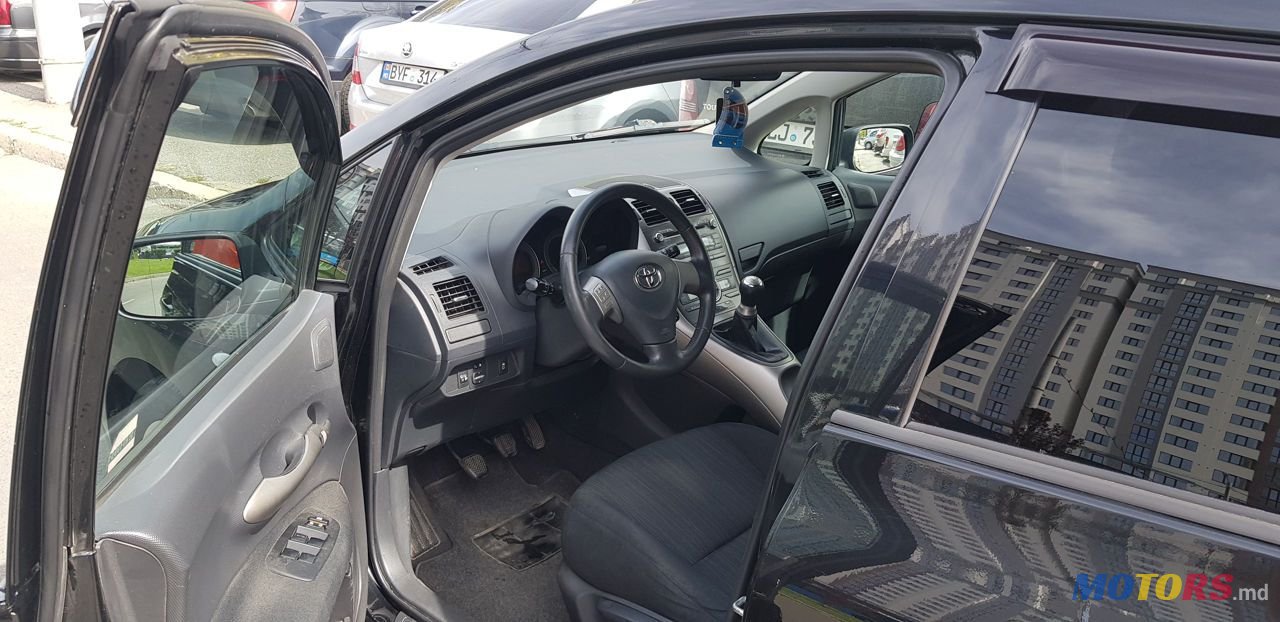 2008' Toyota Auris photo #2