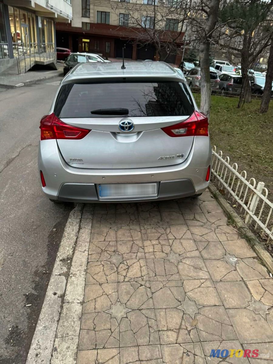 2013' Toyota Auris photo #2