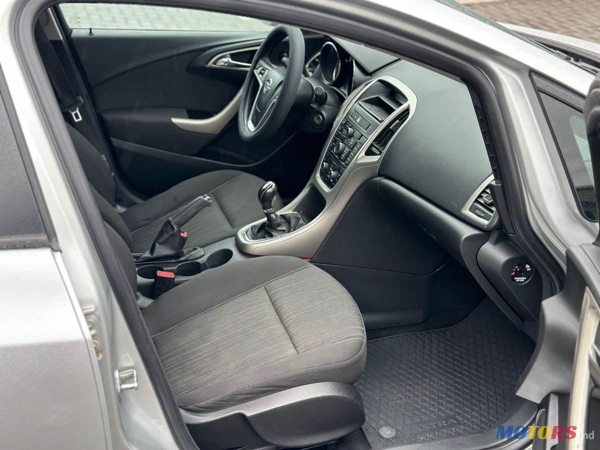 2013' Opel Astra photo #6
