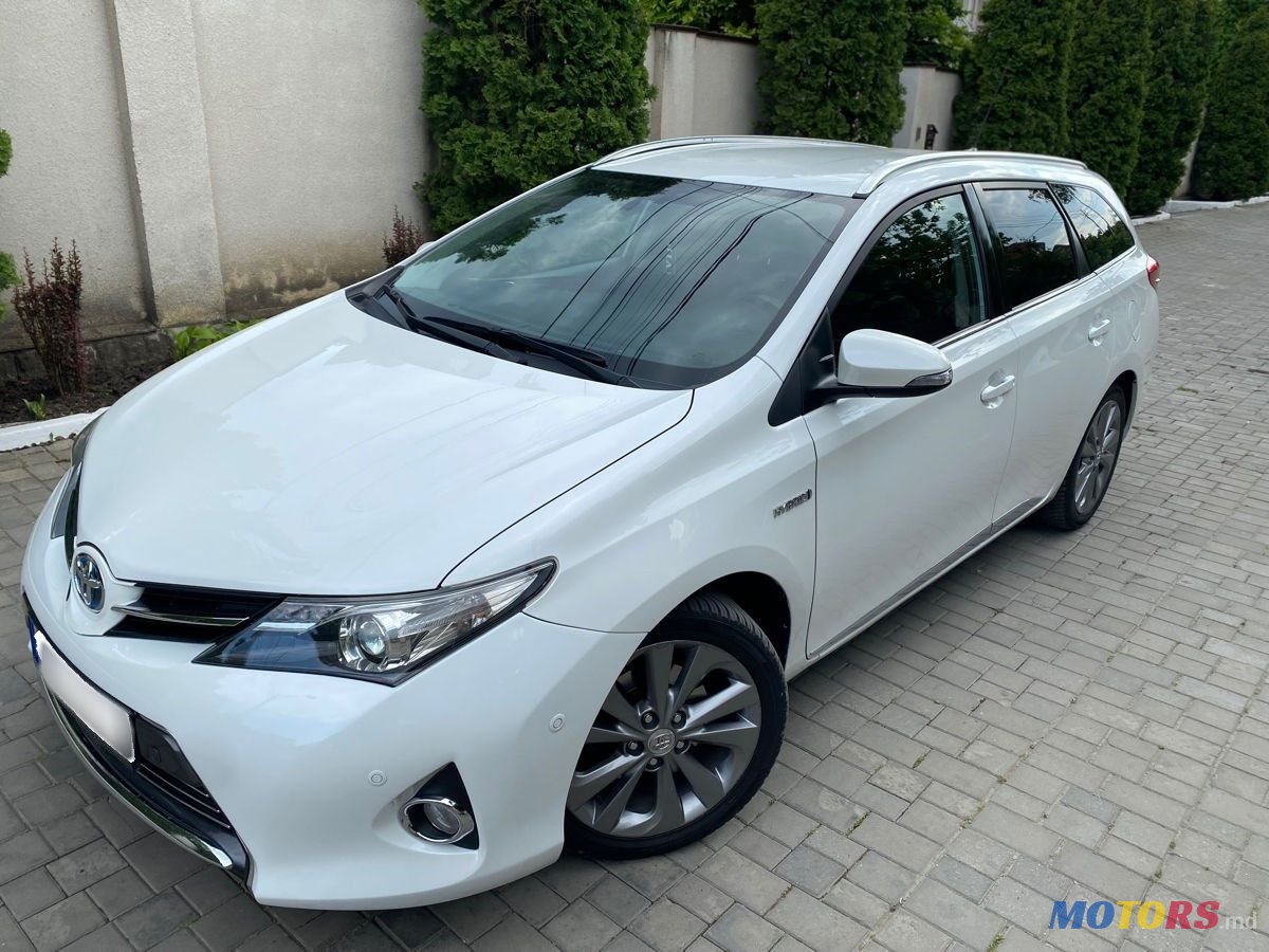 2013' Toyota Auris photo #1