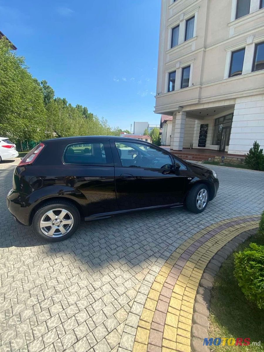 2011' Fiat Punto photo #3