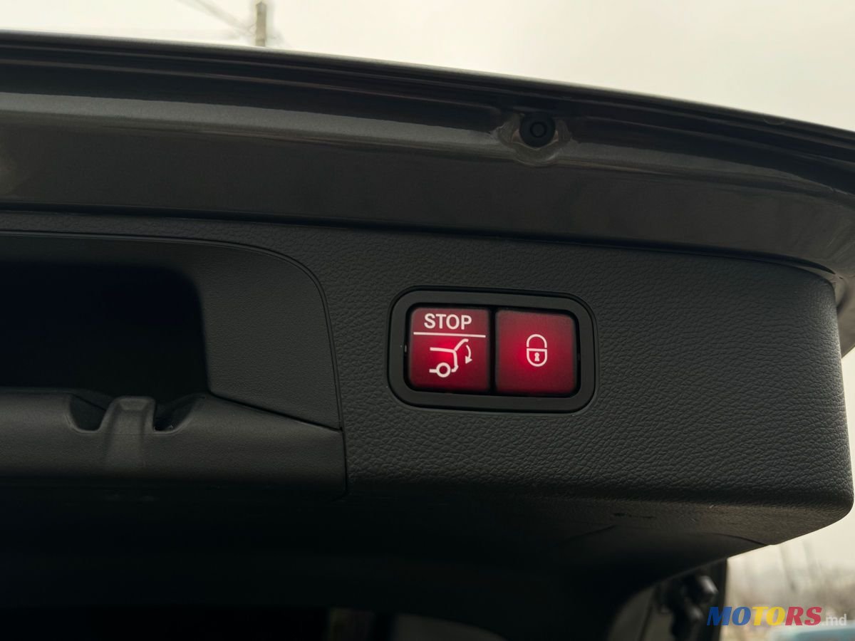 2020' Mercedes-Benz GLC photo #6