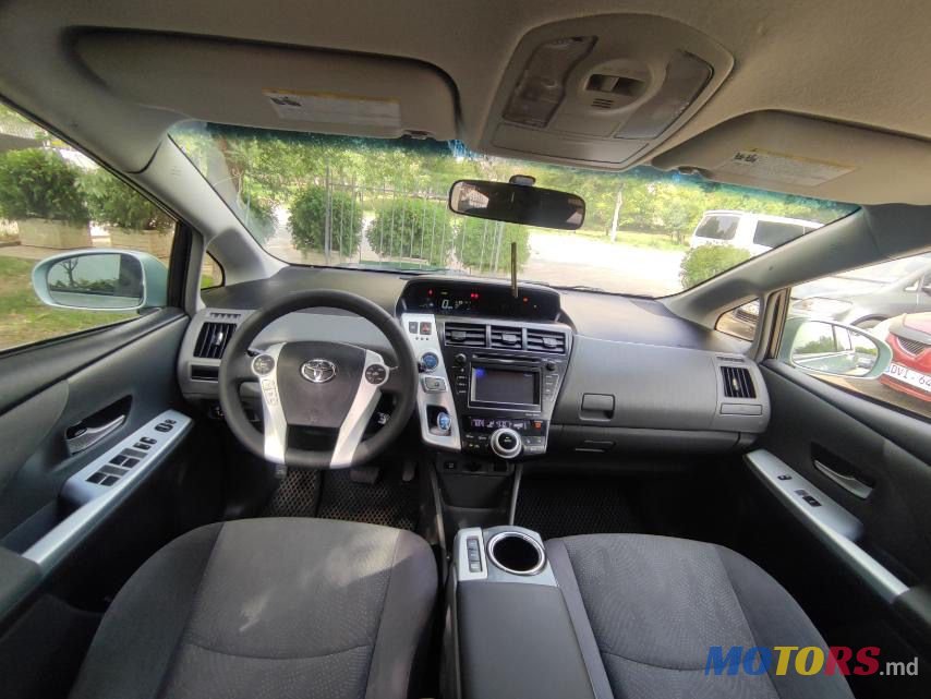 2012' Toyota Prius v photo #5
