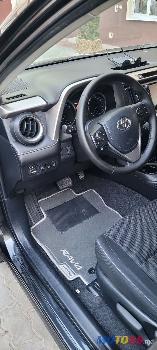2016' Toyota RAV4 photo #3