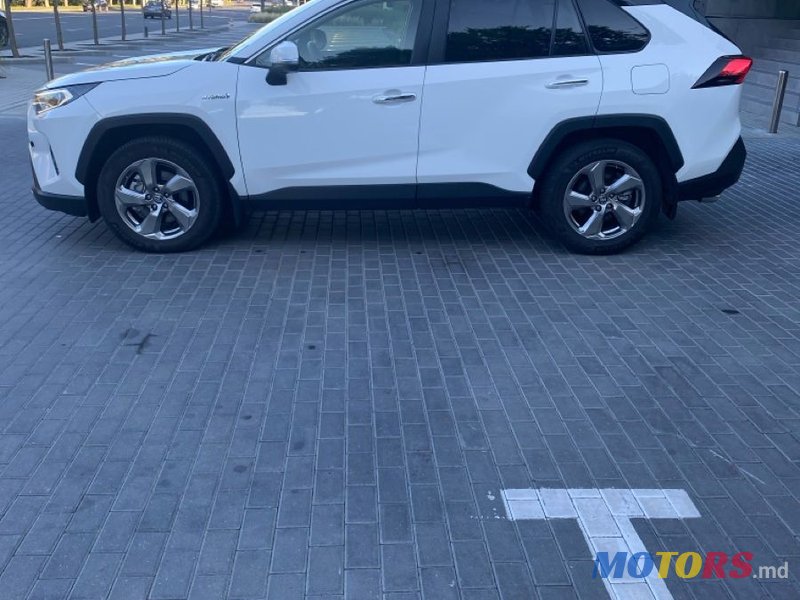 2019' Toyota RAV4 photo #2