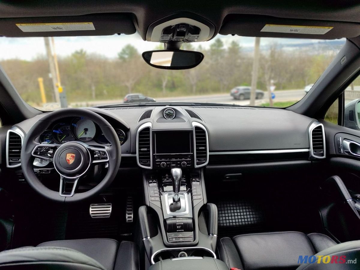 2015' Porsche Cayenne photo #6