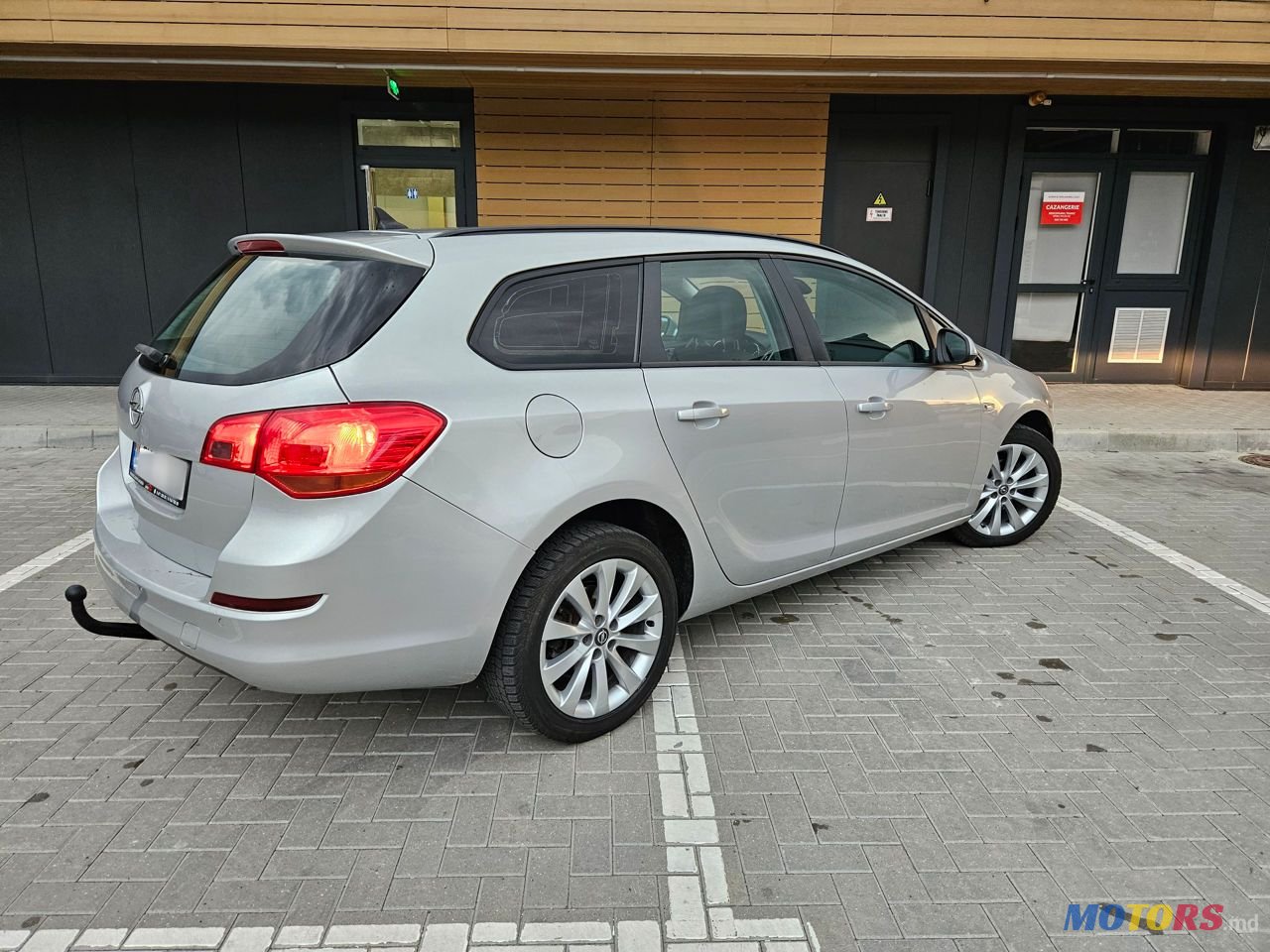 2011' Opel Astra photo #2