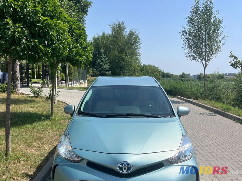 2017' Toyota Prius v photo #2