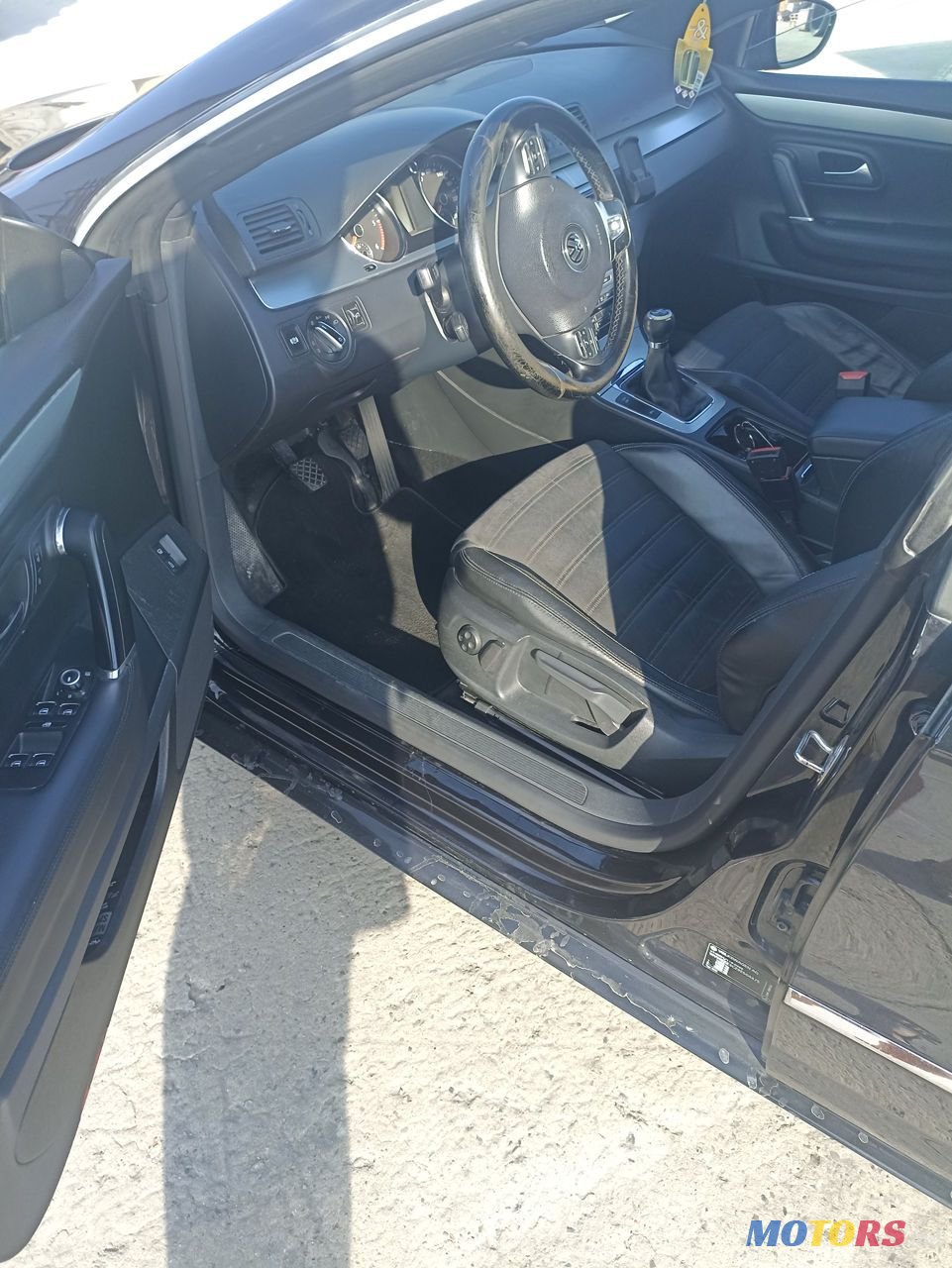 2009' Volkswagen Passat photo #3