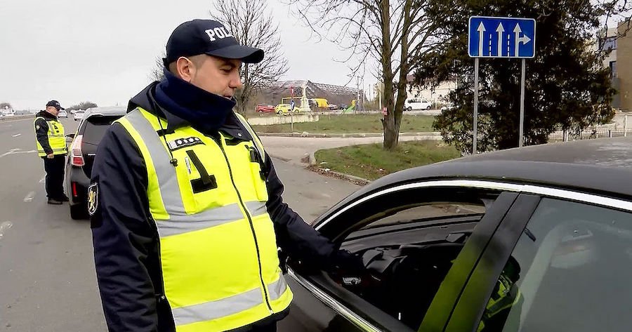 Патрульная полиция массово штрафует водителей за игнорирование дневного света