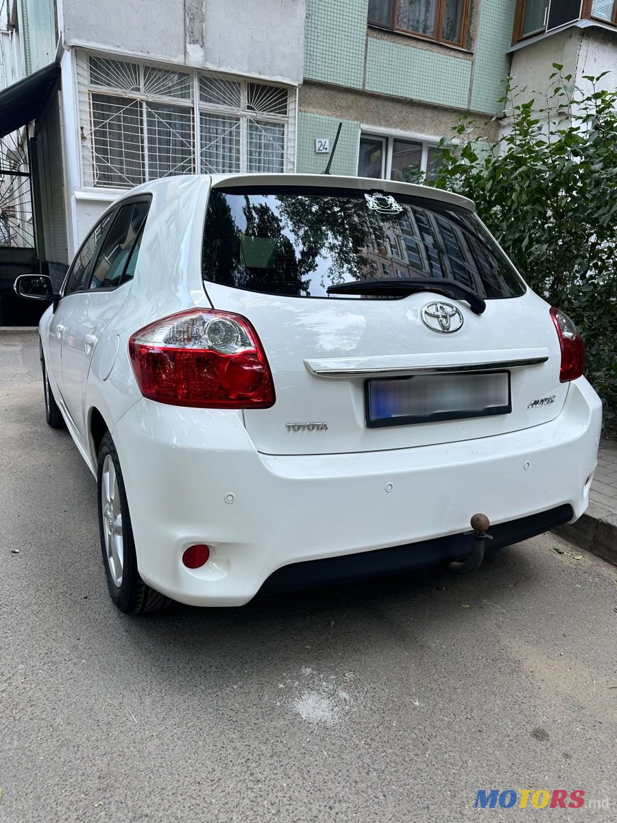 2011' Toyota Auris photo #5
