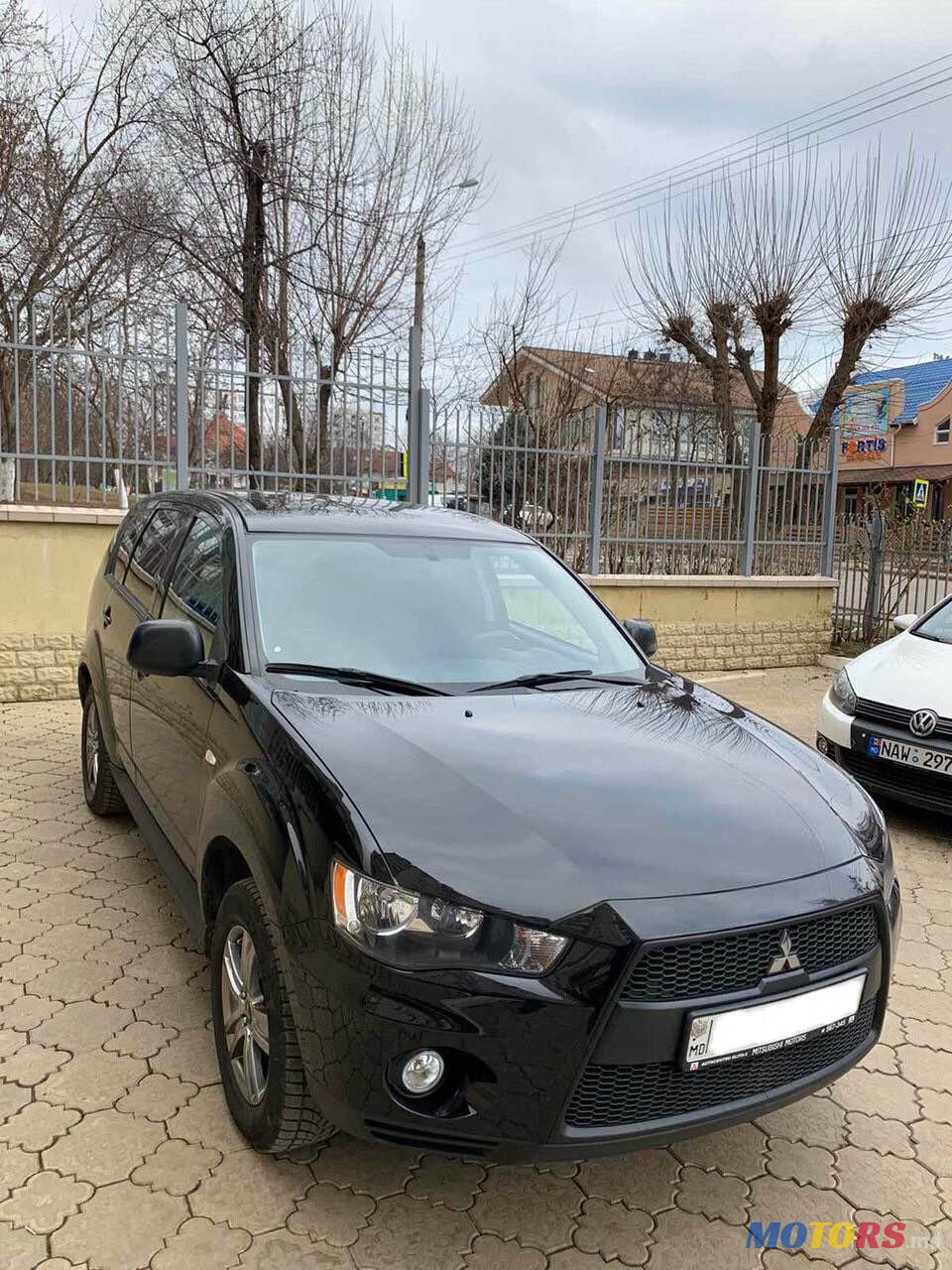 2011' Mitsubishi Outlander XL photo #2