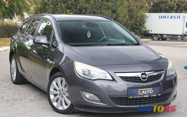 2011' Opel Astra photo #1