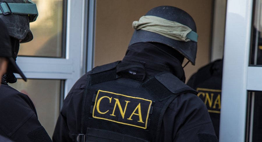 Doi polițiști au fost reținuți de CNA, după ce au primit 400 euro mită, pentru ajutorul în prefectarea permisului de conducere