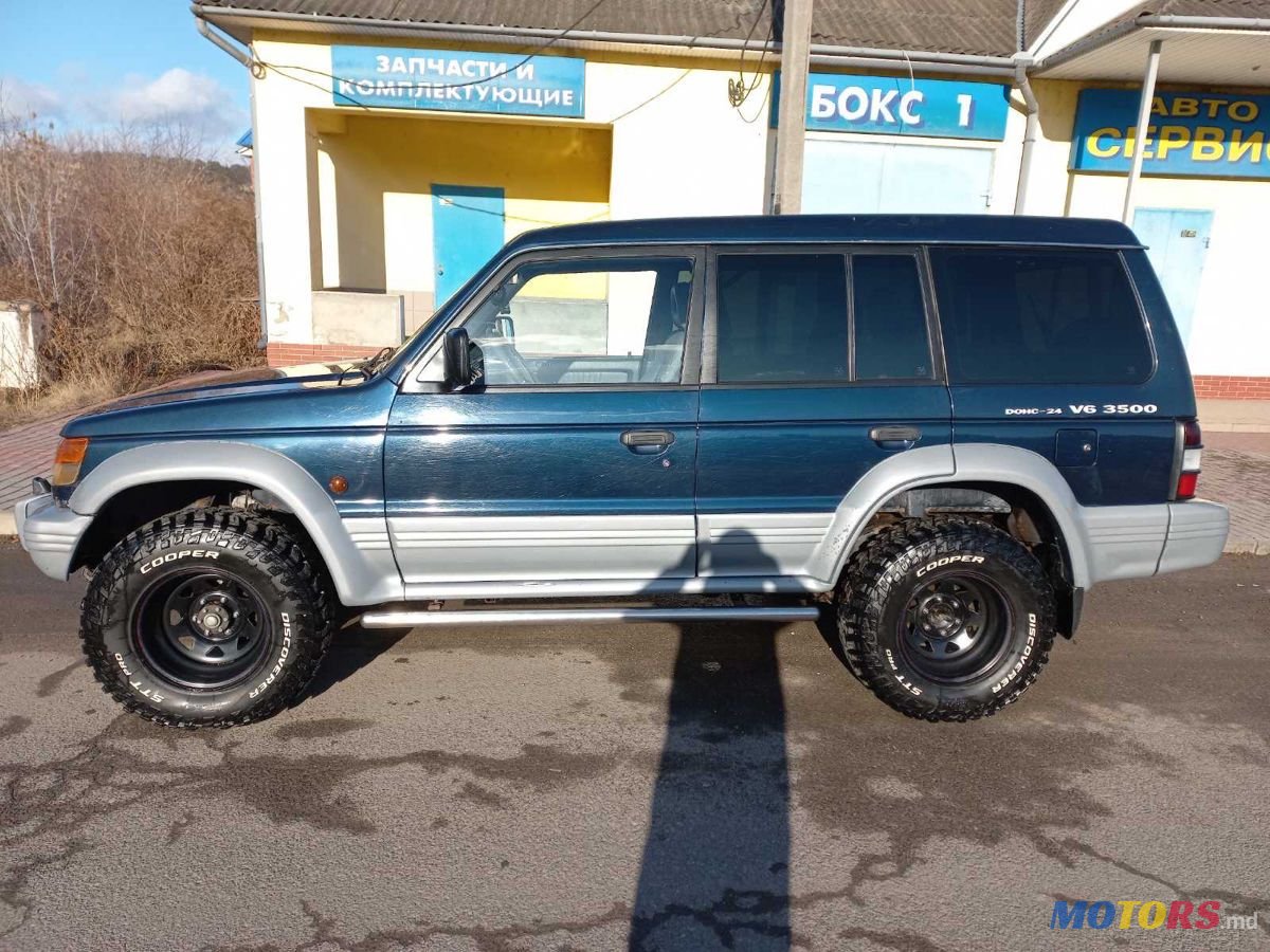 1995' Mitsubishi Pajero photo #1