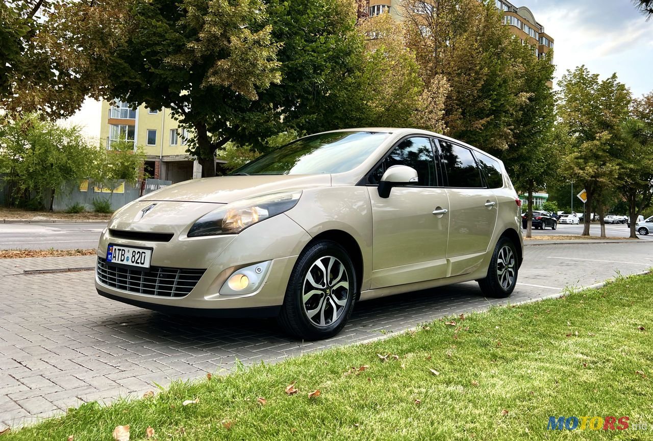 2010' Renault Grand Scenic photo #1
