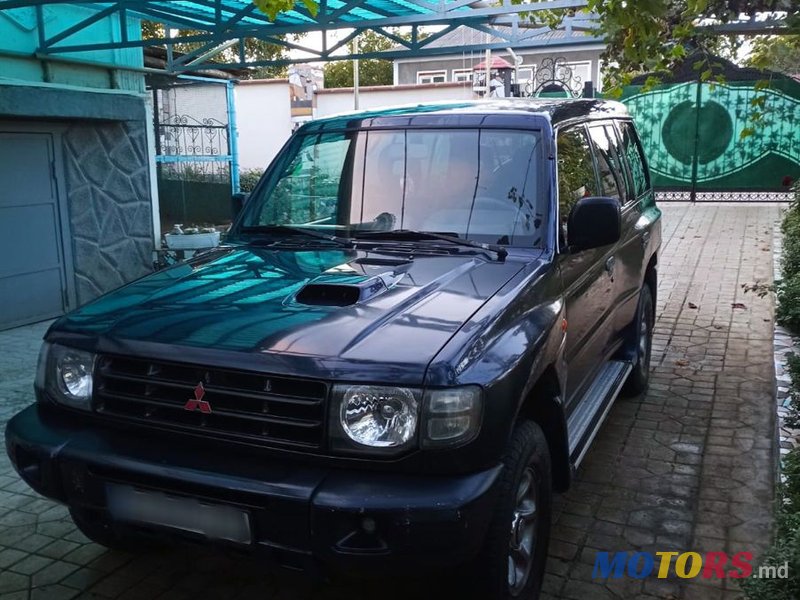 2003' Mitsubishi Pajero photo #2