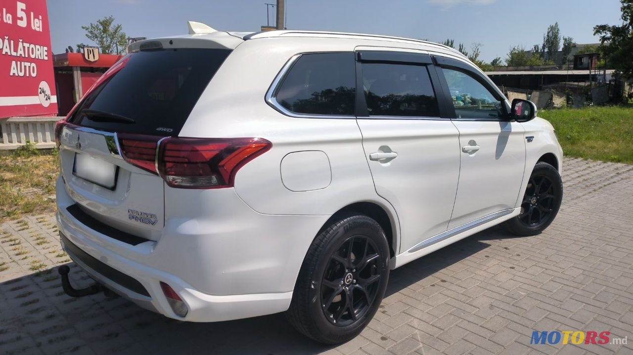 2015' Mitsubishi Outlander photo #6