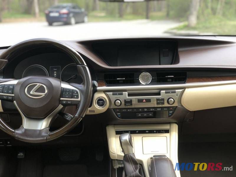 2016' Lexus ES photo #5