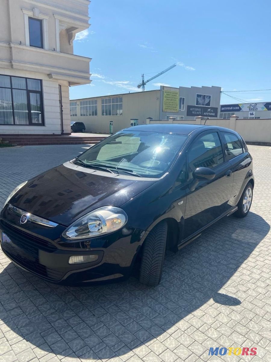 2011' Fiat Punto photo #4